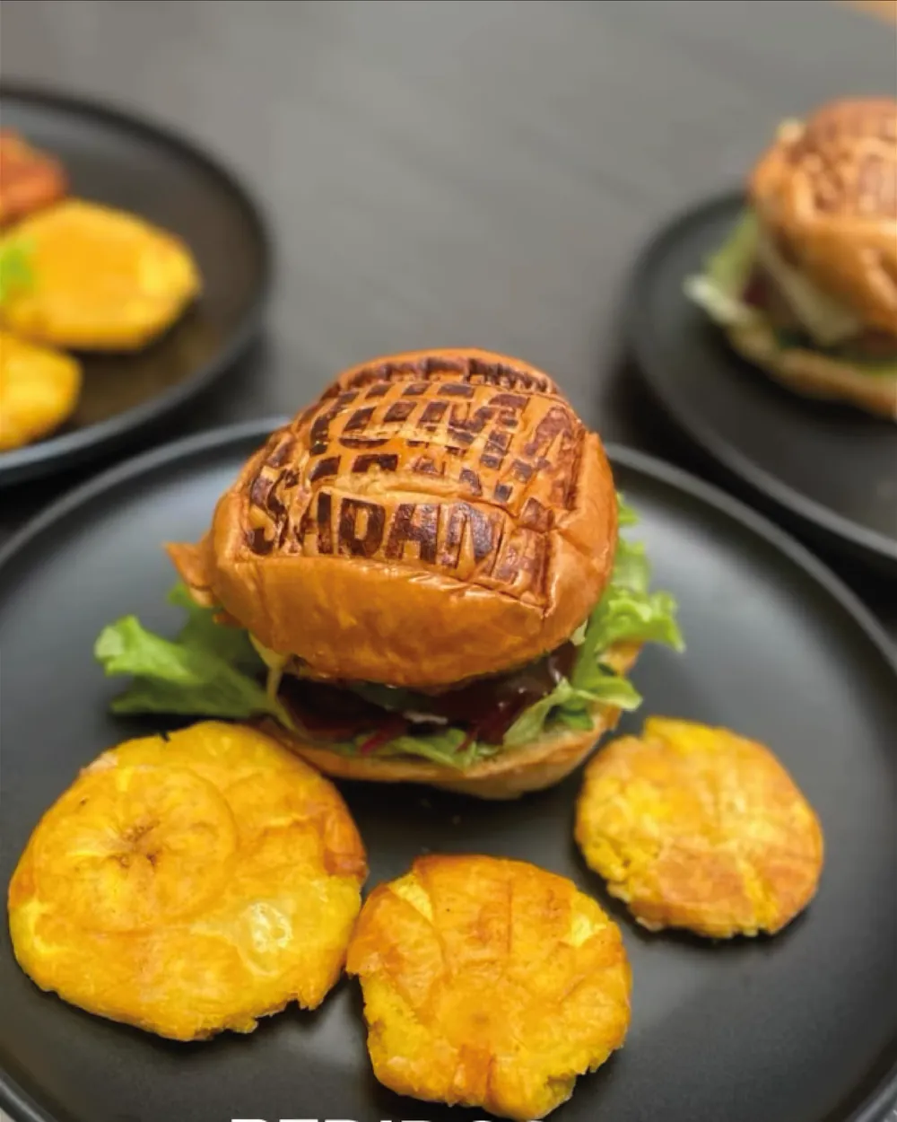Hamburguesa con el pan marcado con el nombre Bruma Sabana